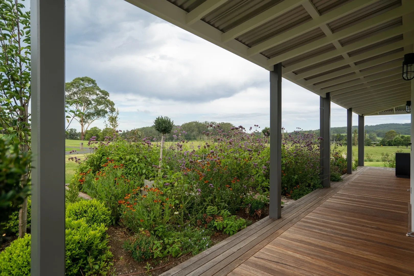 charming-countryside-dwelling-a-white-farmhouse-2025-02-09-22-40-01-utc